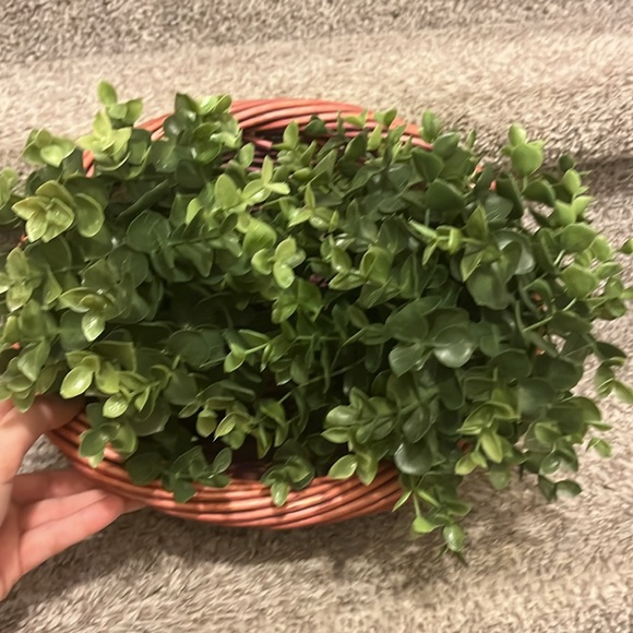 2 fake plants in wooden basket - Picture 5 of 6